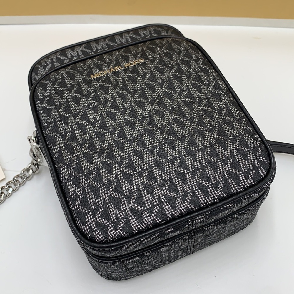 MICHAEL KORS
Jet Set Travel Medium Signature Logo Crossbody
COLOR BLACK SILVER - Picture 16 of 16